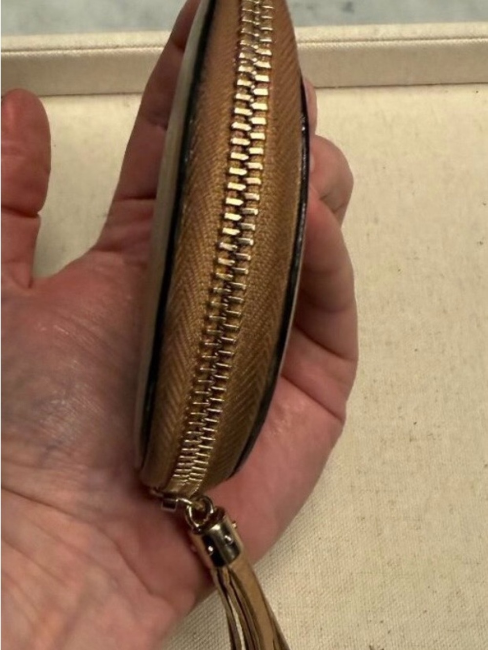 Gucci Tan Leather GG Embossed Round Coin Pouch - Picture 3 of 9